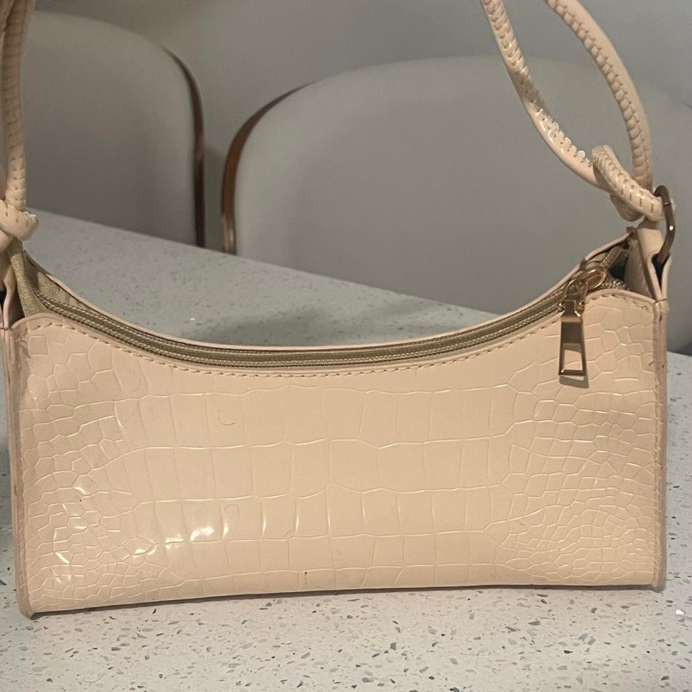 Elegant Cream Crocodile-Embossed Women's Bag